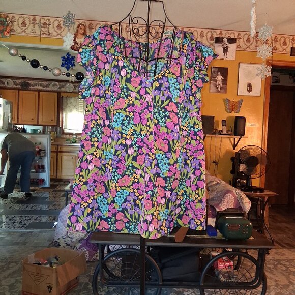 COLORFUL WOMANS PLUS SIXED TOP - Picture 1 of 3